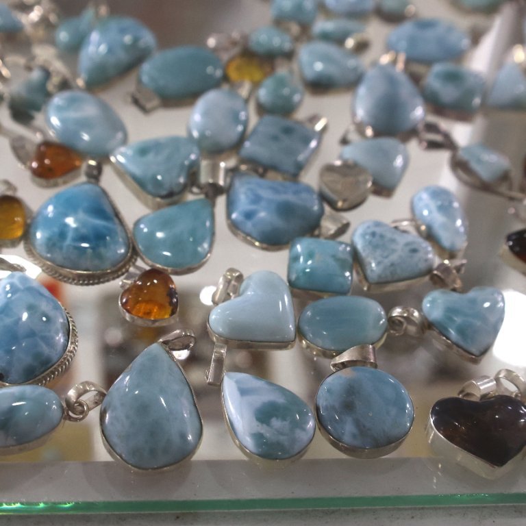 Productos de artesanía dominicana elaborados a mano con barro, madera, textiles y piedras ornamentales