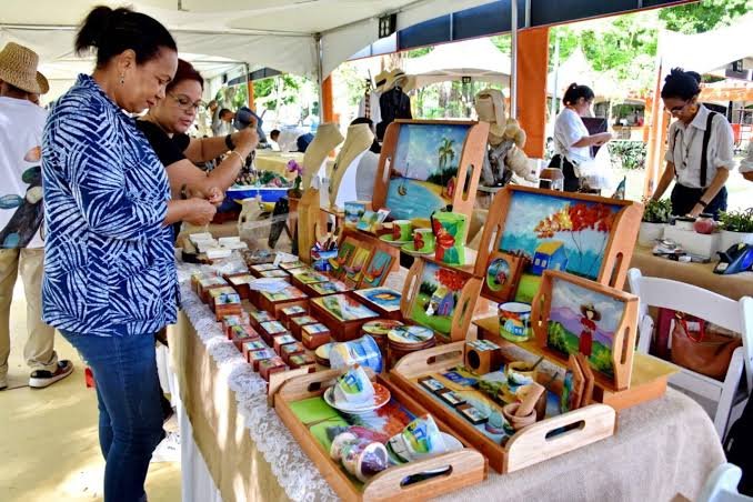 Exhibición de joyería de larimar y otros productos artesanales dominicanos elaborados a mano.